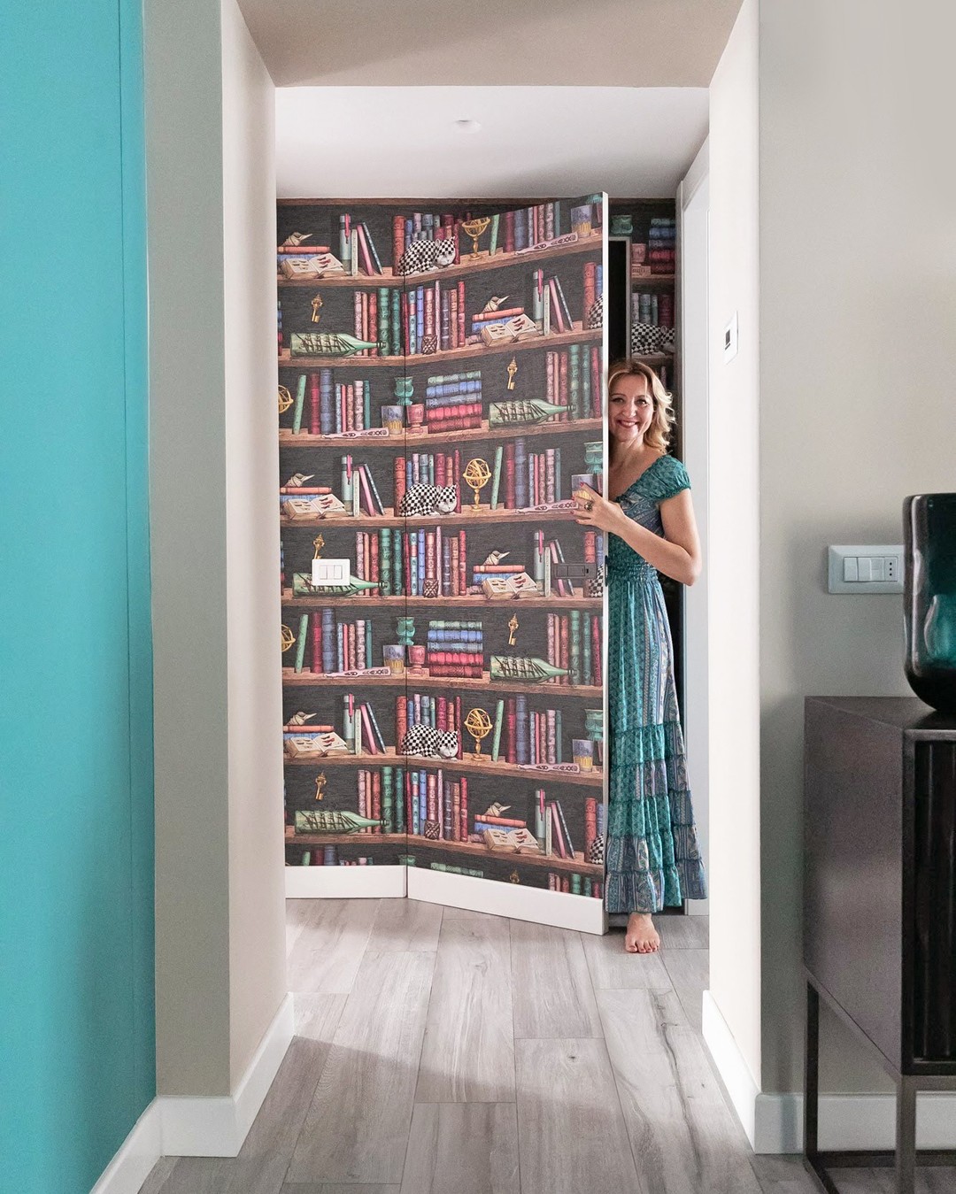 E ‘stato entusiasmante aver curato l'interior design di questo appartamento romano, dove oltre a una serie interventi, ho sostituito alcune porte con quelle filo muro. L'idea era quella di trasformare l'appartamento dandogli maggiore personalità, concentrando l'attenzione sui colori e il decor a cui è stata dedicata massima cura e attenzione.
La porta filomuro è ancora più mimetizzata grazie alla carta da parati che è stata scelta