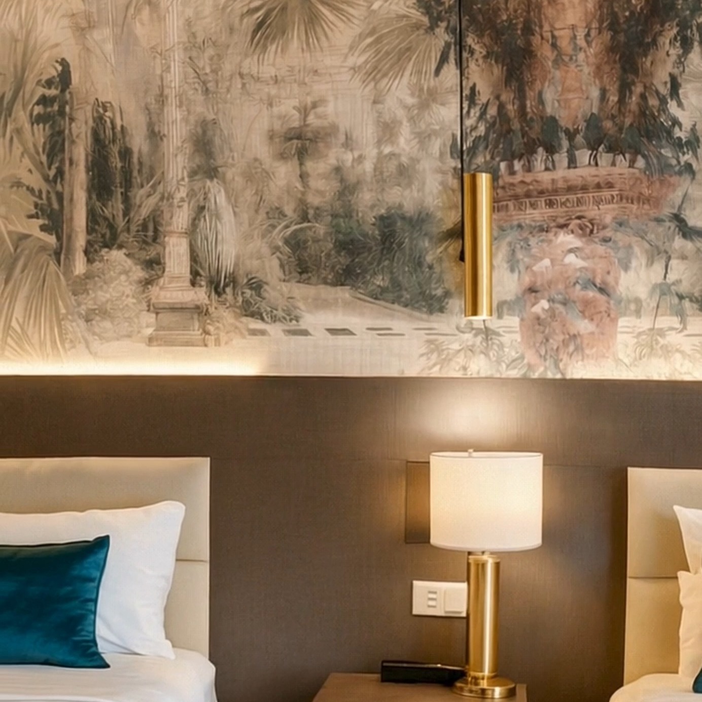 Un rifugio disegnato per accogliere.
Carta da parati materica, ottone satinato, superfici effetto legno, luce filtrata.
Una camera d’albergo nel cuore di Roma, pensata come esperienza intima, tattile, narrativa.
Interior Design: Atelier Eleonora Giacopetti
#interiordesignaRoma #hoteldesign #atmosferadinterni #matericointeriors #boutiquehotelroma
A space conceived to welcome and soothe.
Textured wallpaper, brushed brass, wood-effect surfaces and soft lighting.
This hotel room in the heart of Rome was designed as an intimate, tactile and immersive experience.
Interior Design: Atelier Eleonora Giacopetti
#hospitalitydesign #romeinteriors #boutiquehotelroom #atmosphericinteriors #interiordesigneritaly