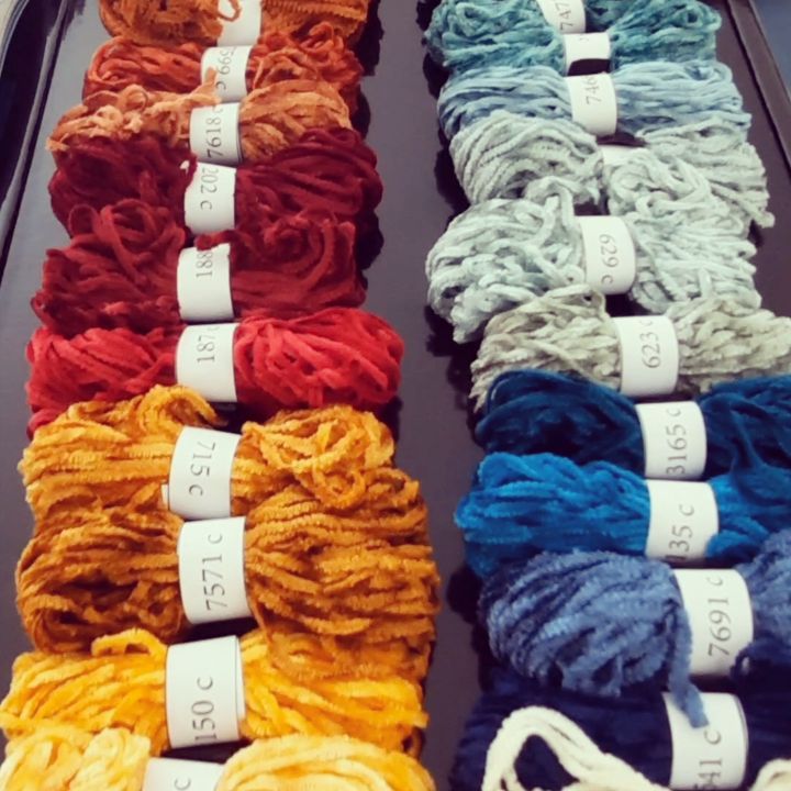 Sono arrivati al mio studio i nuovi filati per tappeti da proporre nei miei progetti d'interior Design e arredamento!
#tappetimoderni #tappetipersonalizzati #tappetipersonalizzabili #interiodesignhotel #arredamentointerni #interiordesigner #interiordesignideas #arredatriceroma #arredatoredinterni #consulenzainteriordesign #consulenzaarredamento #consulenzahomestyling #homedecor #homestylistroma